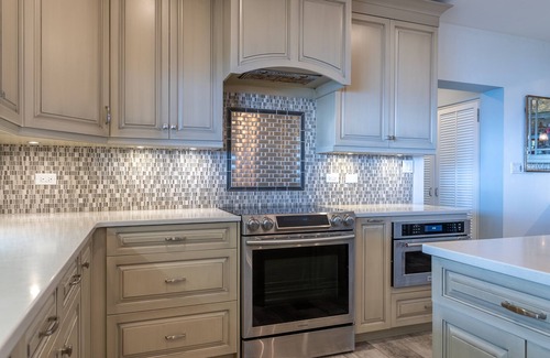 Southampton Villa | Spacious 2-bedroom villa with a pool and panoramic views of Horseshoe Bay Beach