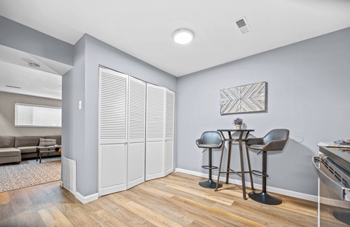 St. Charles House | Spacious 2 Bedroom Townhome by StayLage