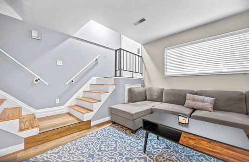 St. Charles House | Spacious 2 Bedroom Townhome by StayLage