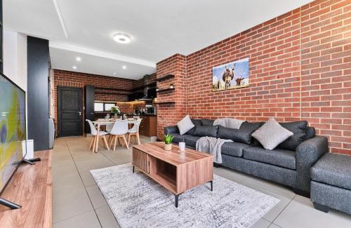 Greater Johannesburg Metropolitan Area Apartment | Spacious 2-Bedroom Apartment in Central Rosebank