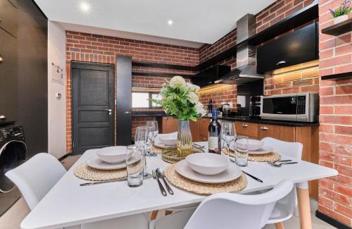 Greater Johannesburg Metropolitan Area Apartment | Spacious 2-Bedroom Apartment in Central Rosebank