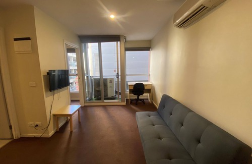 Carlton South Apartment | Spacious 2-Bedroom Family Apartment for 5 with Free WiFi