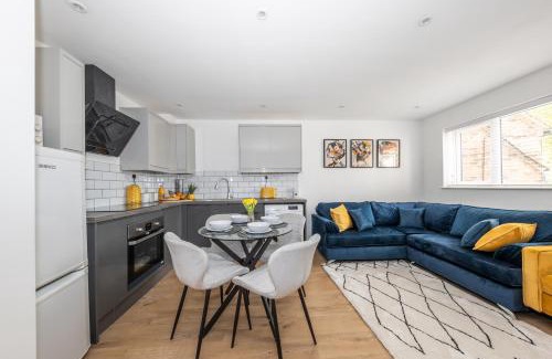 Luton Apartment | Spacious 2 bedroom home, Contractors friendly and free parking