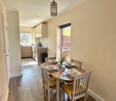 Chatham House | Spacious 2-bedroom house with free parking