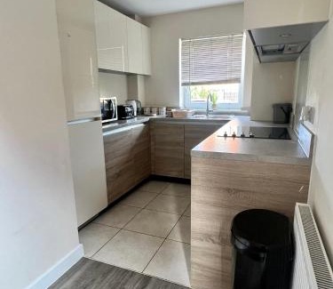 Chatham House | Spacious 2-bedroom house with free parking