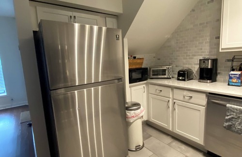 Lincoln Park Apartment | Spacious 2 Bedroom unit with a Free Parking Spot