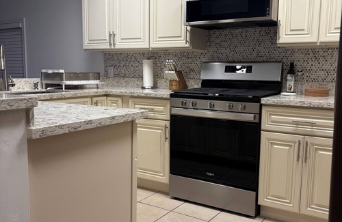 Compton House | Spacious 2-bedroom house with King Bed, WiFi, near LAX, Sofi, Dignity