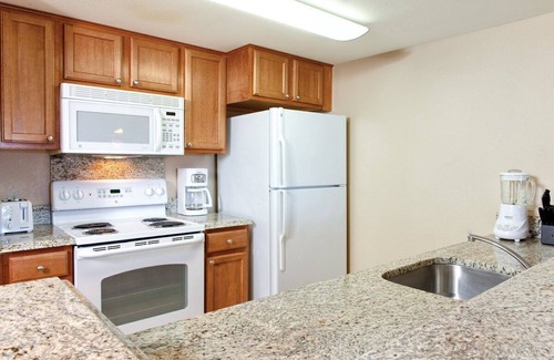 Honolulu Resort | Spacious 2-BR/2-bath suite with full kitchen & living room, minutes from beach