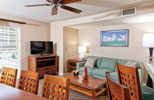 Honolulu Resort | Spacious 2-BR/2-bath suite with full kitchen & living room, minutes from beach
