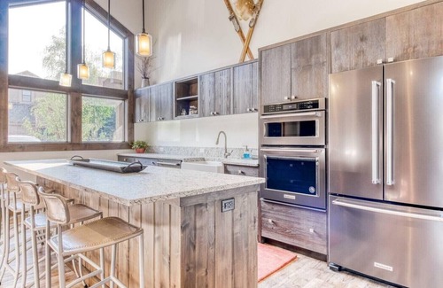 Sun Valley Condo | Spacious 2 Br Condo with Baldy Mountain views at base of Dollar, hot tub & pool