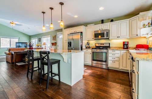 Woods Bay House | Spacious 2-Story Close to Lake-Marina-Fishing; 2 dogs-A/C-Mountain View