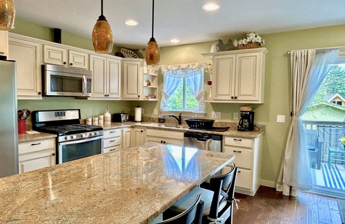 Woods Bay House | Spacious 2-Story Close to Lake-Marina-Fishing; 2 dogs-A/C-Mountain View