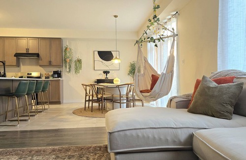 Thorold House | Spacious 2800 sqft home,18 mins to the falls & wineries. Perfect for families!