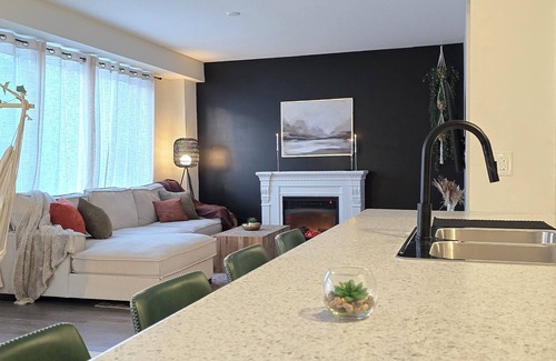 Thorold House | Spacious 2800 sqft home,18 mins to the falls & wineries. Perfect for families!