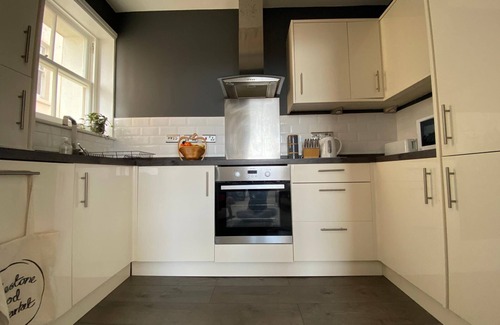 Hythe Apartment | Spacious 2BD Flat With Stunning Views Folkestone