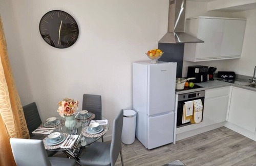 Watford Apartment | Spacious 2BR Apartment in Central Watford | Walk to Station & Shops | Sleeps 5