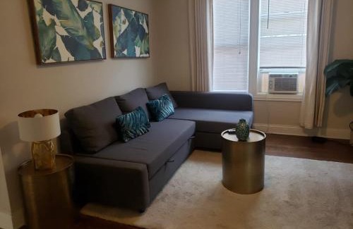 Chicago Apartment | Spacious 2BR Apartment near Airport - Central Charming