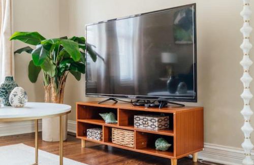 Chicago Apartment | Spacious 2BR Apartment near Airport - Central Charming