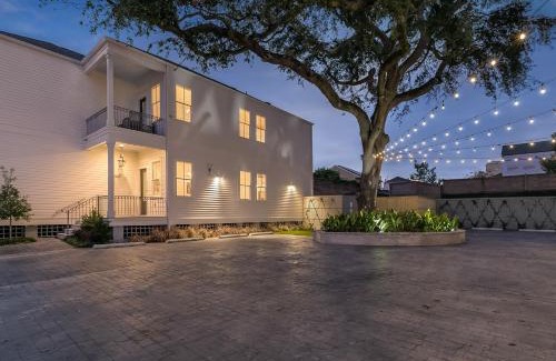 Faubourg Lafayette Apartment | Spacious 2BR in Prime Garden District Location w Pool
