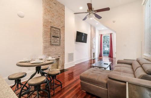 Faubourg Lafayette Apartment | Spacious 2BR in Prime Garden District Location w Pool