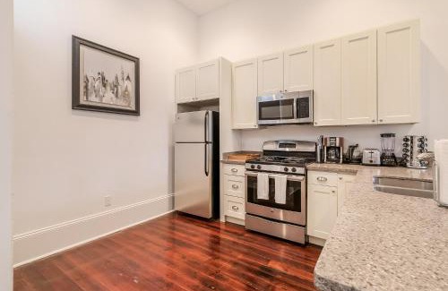 Faubourg Lafayette Apartment | Spacious 2BR in Prime Garden District Location w Pool