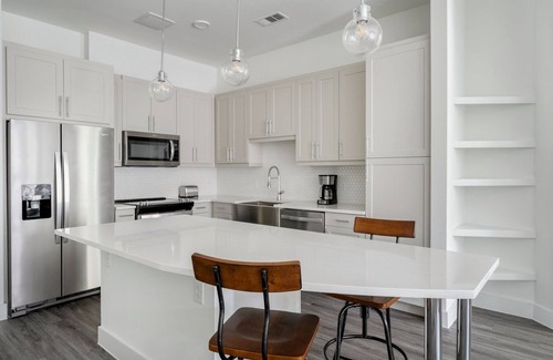 Highland Apartment | Spacious 2BR in the Highlands w/Pool, W/D & Gym, walkable, by Blueground