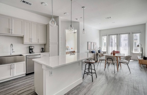 Highland Apartment | Spacious 2BR in the Highlands w/Pool, W/D & Gym, walkable, by Blueground