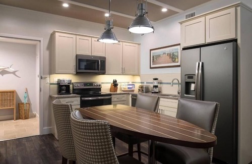 Holmes Beach Hotel | Spacious 2BR Villa Near Anna Maria Island Beach – Ideal for Families