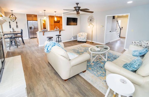 Newburgh House | Spacious 3,400 Sq Ft Family Retreat - Sleeps 11 - Game Room + Lake View