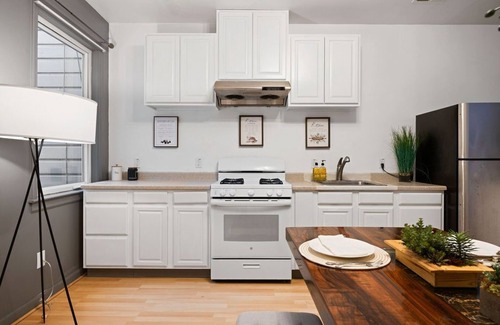 Sunnyside House | Spacious 3 Bed/3 Bath in San Francisco. Close to BART/101 Freeway. SFG Hospital