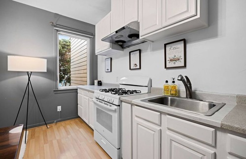 Sunnyside House | Spacious 3 Bed/3 Bath in San Francisco. Close to BART/101 Freeway. SFG Hospital