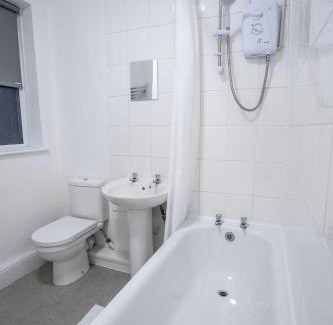 Staple Hill Apartment | Spacious 3 Bed Apartment-Free Parking-Wifi