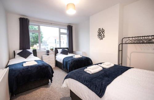 Staple Hill Apartment | Spacious 3 Bed Apartment-Free Parking-Wifi