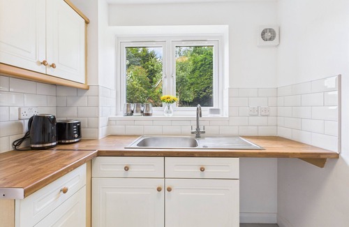 Wolverhampton Apartment | Spacious 3-Bed Home Near M6 & Wolverhampton City