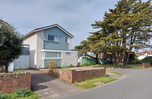 Milford on Sea House | Spacious 3 bed holiday home, New Forest, Milford-on-Sea, close to beach