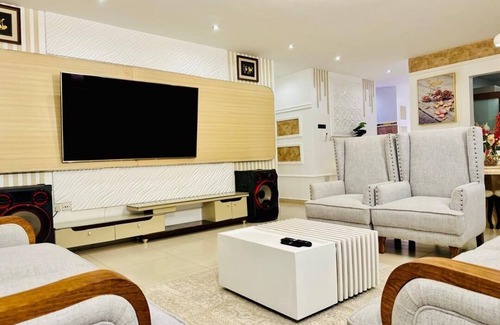 Dar es Salaam Apartment | Spacious 3-bedroom apartment with WiFi, AC in brilliant Dar es Salaam