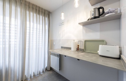 Las Acacias Apartment | Spacious 3-bedroom, 2-bathroom flat in Residential Complex with Swimming Pool, Paddle Tennis Madrid