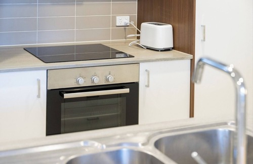 Lyneham Apartment | Spacious 3-Bedroom Apartment + Lifestyle Amenities