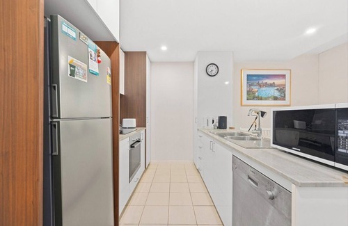 Lyneham Apartment | Spacious 3-Bedroom Apartment + Lifestyle Amenities