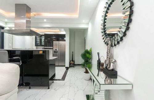 Kilimani Apartment | Spacious 3-bedroom apartment in Nairobi with fitness room near CBD-Sandalwood