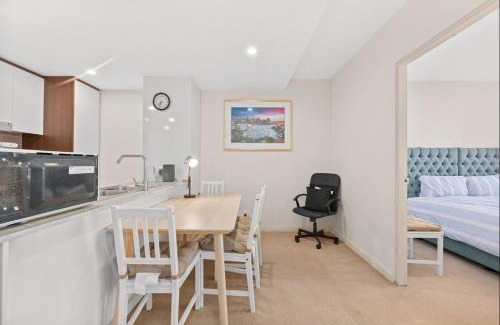 Lyneham Apartment | Spacious 3-Bedroom Apartment + Lifestyle Amenities