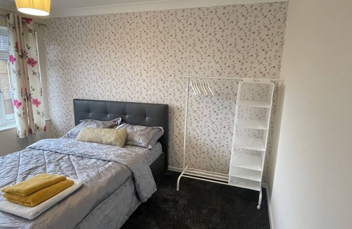 Wolverhampton Other | Spacious 3-Bedroom House perfect for Weekend Getaway