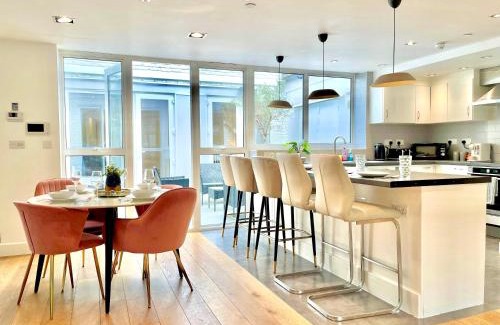 Holloway Apartment | Spacious 3-bedroom Holloway Flat with Patio & WiFi near Islington , Kings Cross , Camden Town