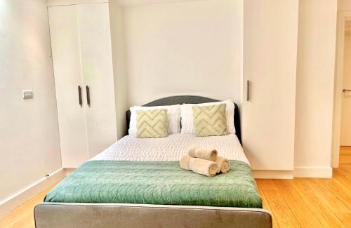 Holloway Apartment | Spacious 3-bedroom Holloway Flat with Patio & WiFi near Islington , Kings Cross , Camden Town