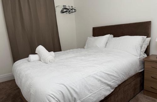 Ridgeway House | Spacious 3 Bedroom With Garden and Free Parking