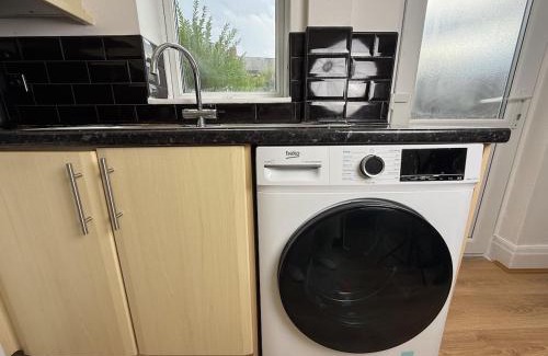 Ridgeway House | Spacious 3 Bedroom With Garden and Free Parking