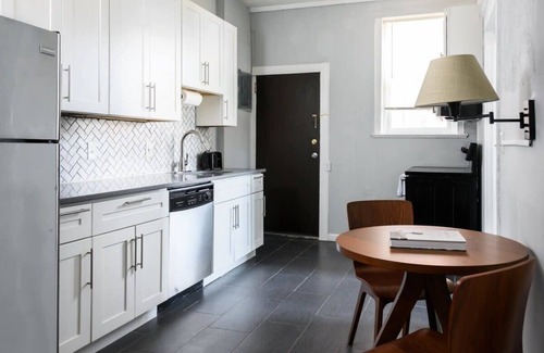 Central West End Apartment | Spacious 3 BR Apt In CWE