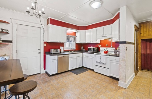 Nassau House | Spacious 3 BR Apt, near Rail Trail, porch/grill