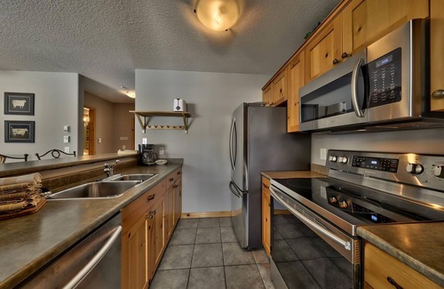 Sun Peaks Condo | Spacious 3 Level Condo Close to Village | Access to Ski-Out Trail | Private Hot Tub | Fireplace
