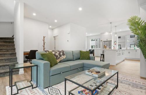 Southwest Calgary House | Spacious 3 Story Townhome, 2 Car Garage, Sleeps 8, Heater & AC, King Bed, Easy Ski Access, Next to WinSport, 10km from Calgary Downtown, Near Banff